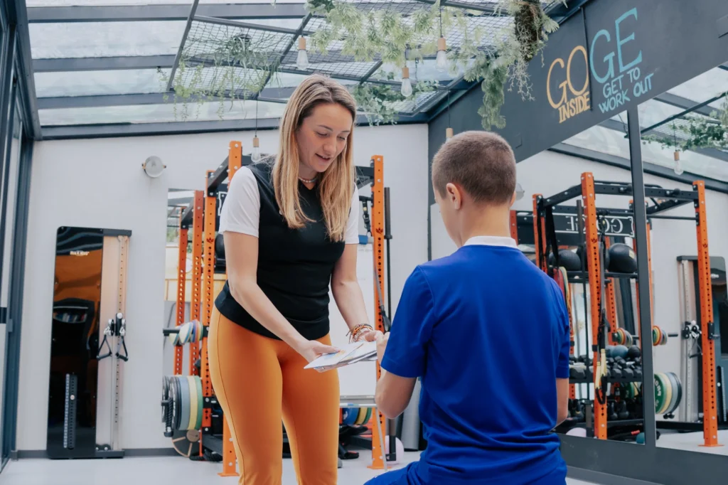 Coach GOGE lucrând individual cu un sportiv junior